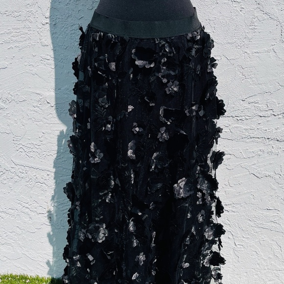ANTHROPOLOGIE NWT hand sewn flowers on Black Maxi  (L)  gorgeous skirt - Picture 1 of 9